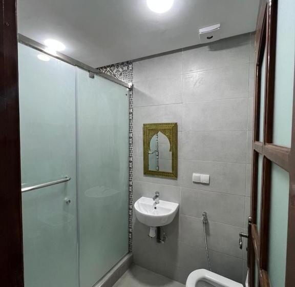 Quarto Triplo Estandar, Riad El Wazzania