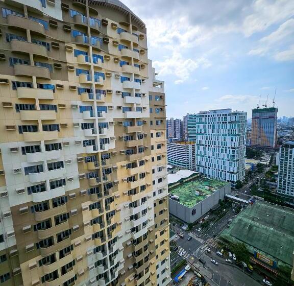 Студио Стандарт с Балконом, Brand New Central Convenience Studio Condo With Balcony In Araneta City Cubao