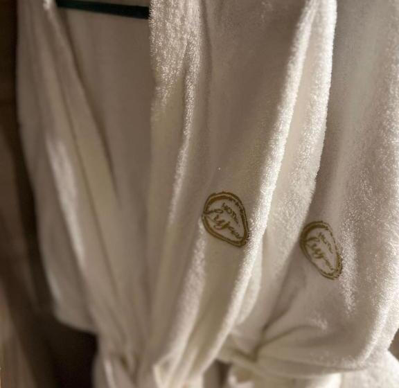 اتاق استاندارد سه نفره, Lujan