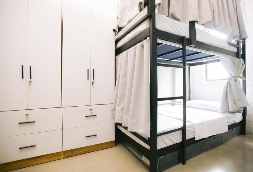 Кровать в Общей Комнате, 10 Oxford Residences
