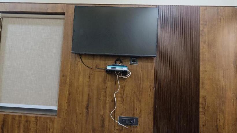 Номер Superior Кровать Кинг, Madhavam  250 Mtr From Mathura Railway Station