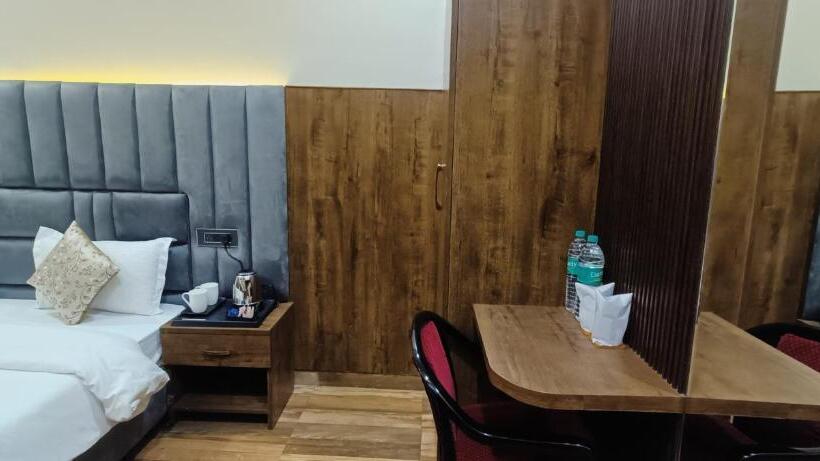 Номер Superior Кровать Кинг, Madhavam  250 Mtr From Mathura Railway Station
