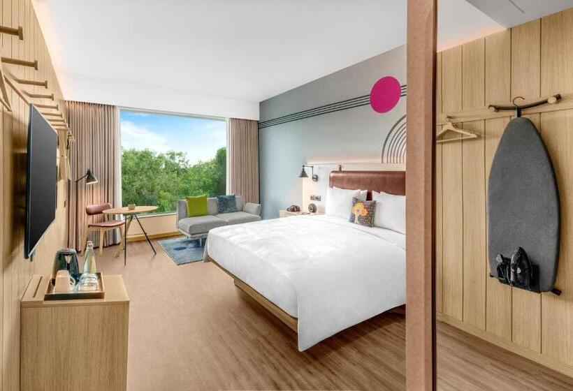 带皇后床的行政房间, Moxy Bengaluru Airport Prestige Tech Cloud
