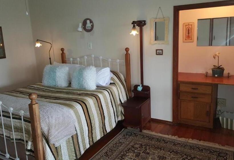 Номер Deluxe Вид на Бассейн, Bleu Bird Guesthouse