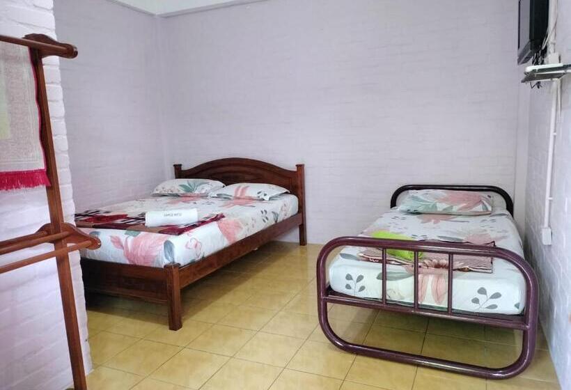 Трехместный Номер Deluxe, Kamila Motel Teluk Senangin