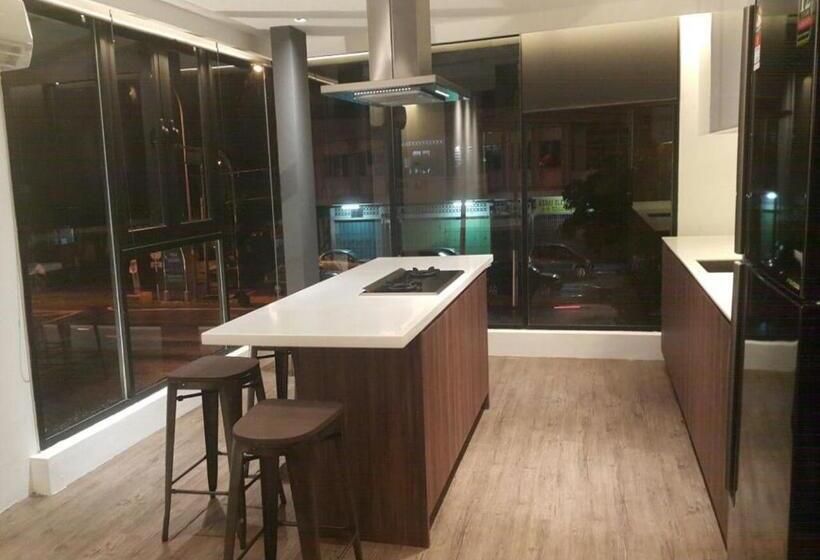 Апартаменты 3 Спальни, The Corner House
