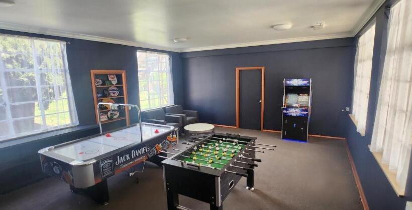 غرفة عائلية مطلّة علي الجبل, The Hallows Accommodation