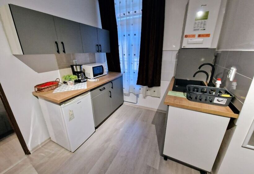 جناح عائلي, Main Square Apartments & More