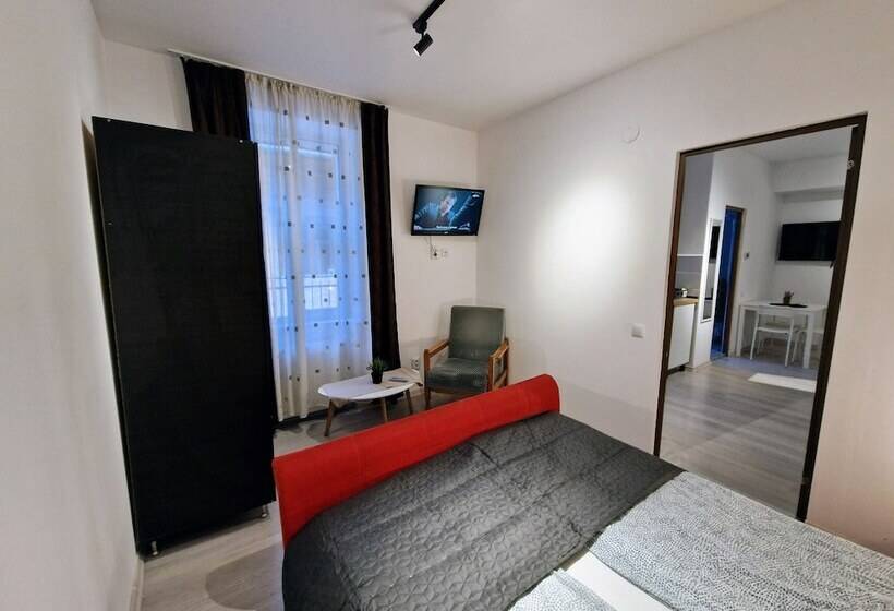 جناح عائلي, Main Square Apartments & More