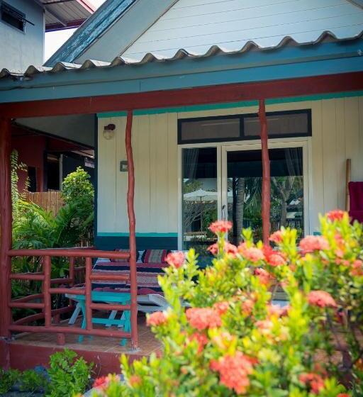 Bungalow Deluxe, Oasis Yoga Bungalows