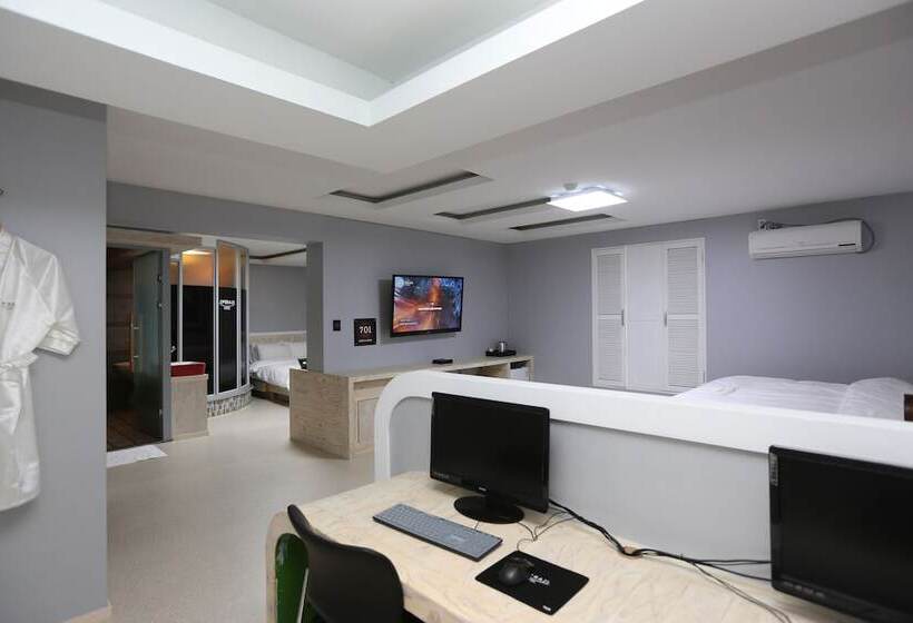 Quarto Familiar Deluxe, Opera 21