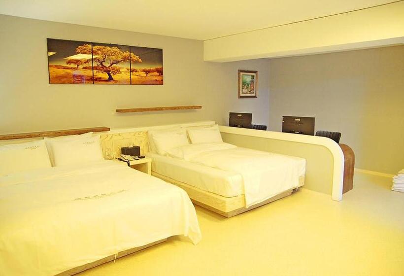 Quarto Familiar Deluxe, Opera 21