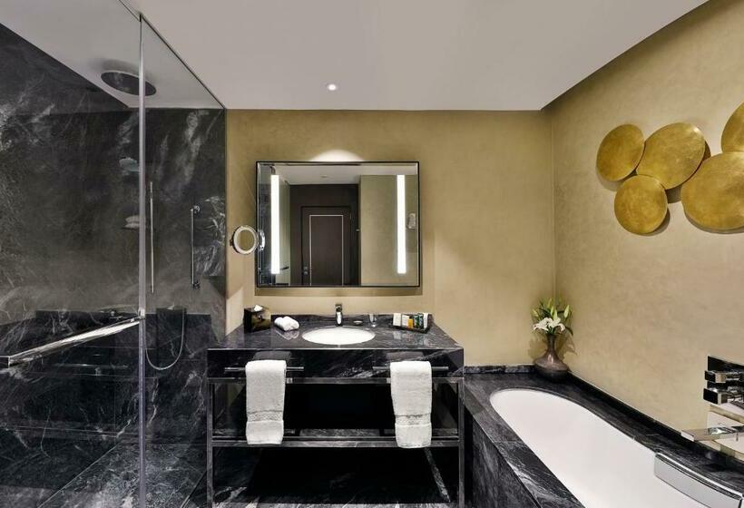 اتاق اجرایی با تخت بزرگ, Hilton Tangier City Center