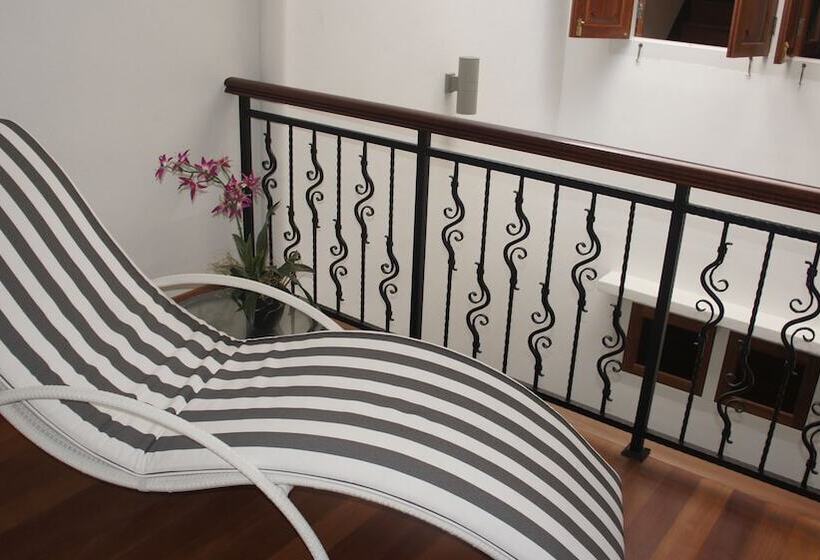 Deluxe-huone, Heeren Straits