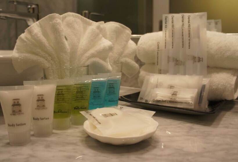 Suite, Heeren Straits