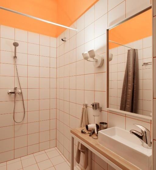 标准工作室, Avenue Hostel