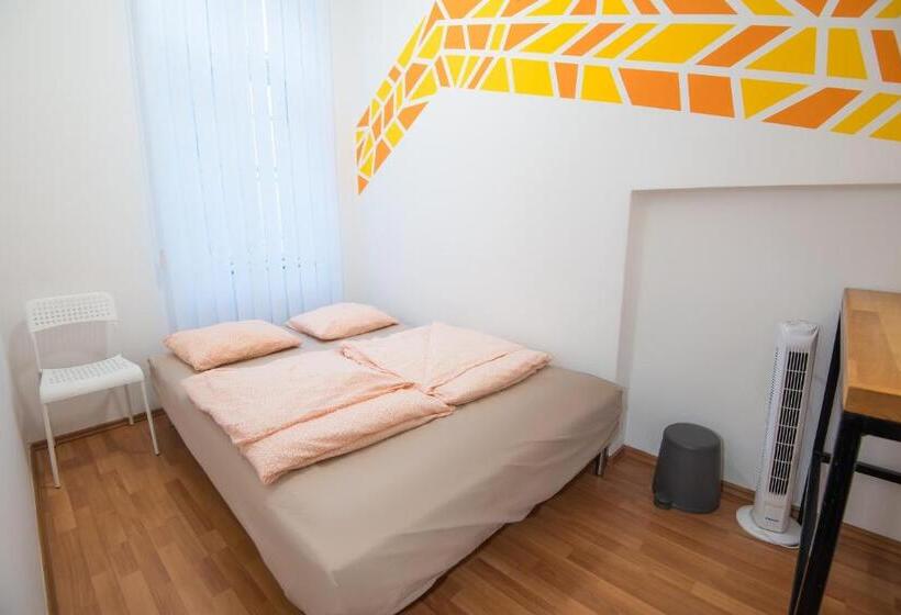 经济房, Avenue Hostel