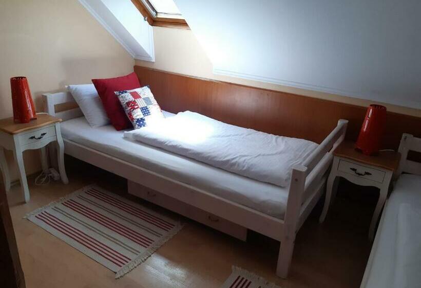 Quarto Estandar, Szalay Villa