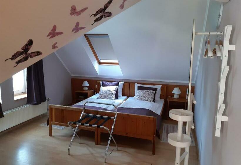 Quarto Triplo Estandar, Szalay Villa