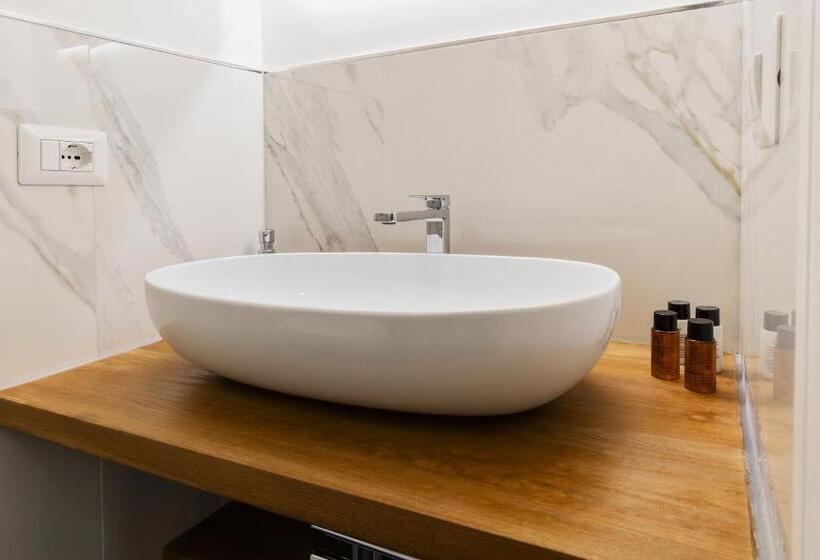 اتاق لوکس, Navona Central Relais