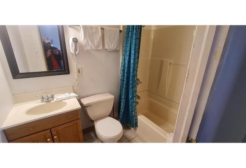 스탠다드 룸, Werry S Cottages Motel & Pub By Oyo East Stroudsburg Poconos