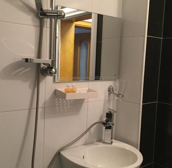 اتاق استاندارد سه نفره, Family Hotel Amor