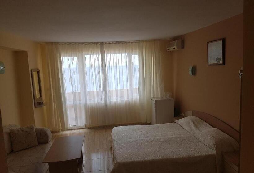 Трехместный Номер Стандарт с Балконом, Family Hotel Alfa Vita