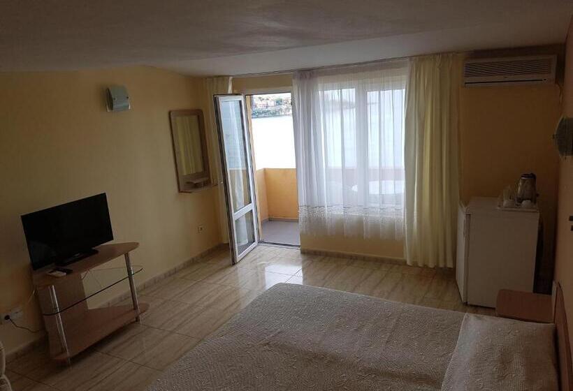 Трехместный Номер Стандарт с Балконом, Family Hotel Alfa Vita