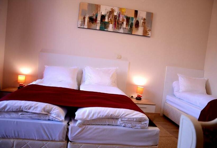 חדר סטנדרט לשלושה עם נוף לבריכה, Afrodita Dimitrovgrad Bg