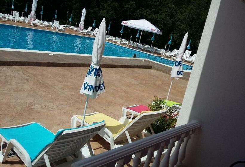 חדר סטנדרט לשלושה עם נוף לבריכה, Afrodita Dimitrovgrad Bg