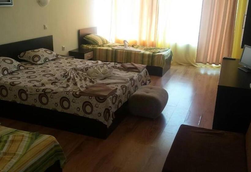 غرفة قياسية رباعية مزودة بشُرفة, Ativa