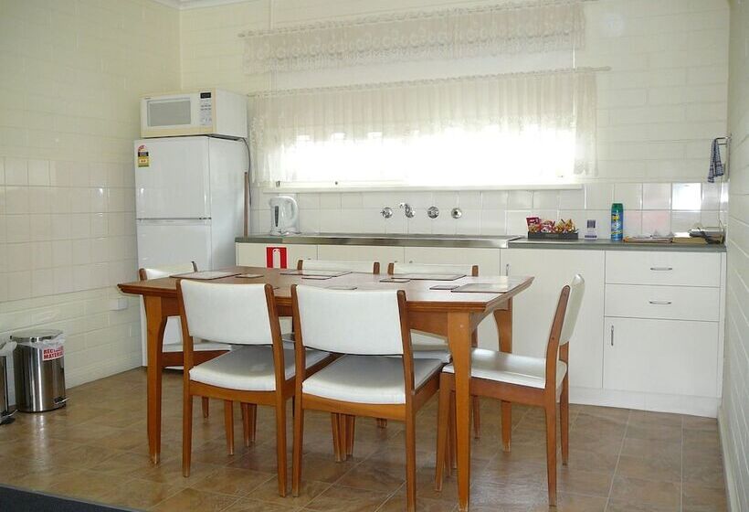 家庭间, Oval Motel   Murray Bridge