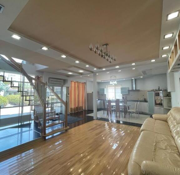 اتاق سوپریور با تخت بزرگ, Grand Villa In City Centre