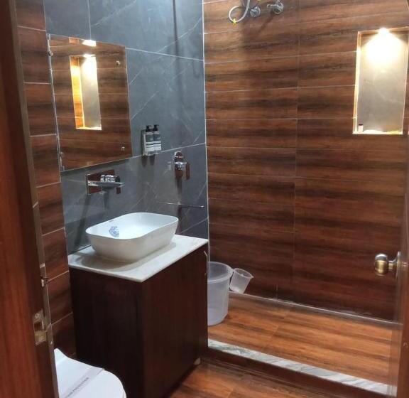 اتاق لوکس, The Amur Falcon Inn & Resorts