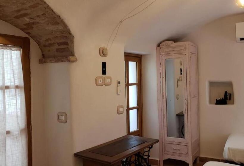 اتاق استاندارد سه نفره, A Burgâ Du Muntin