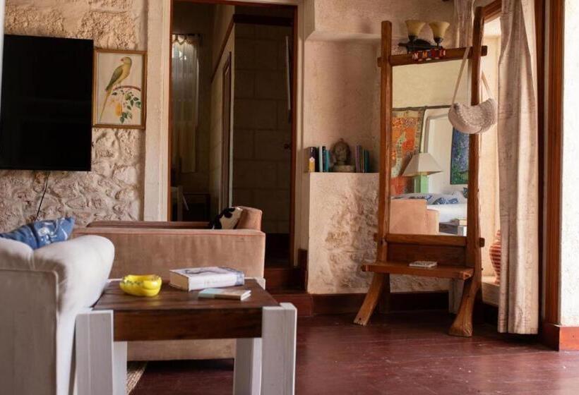 استودیوی لوکس, La Hacienda Bellevue