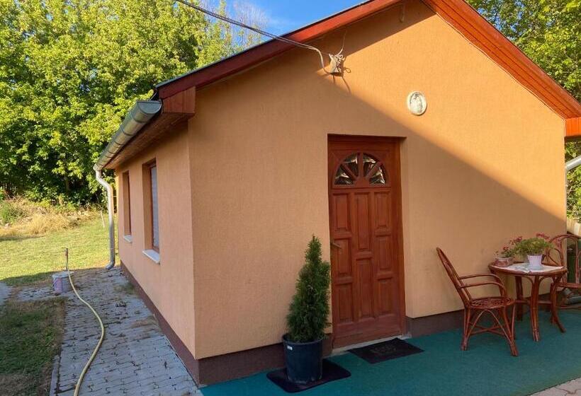 חדר סטנדרט לשלושה עם נוף לגינה, Babér Apartmanház Balatonakarattya