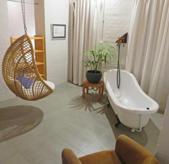 اتاق اکونومی, Alternative Space B & B