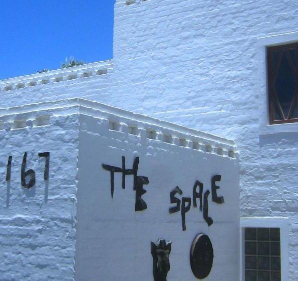 اتاق اکونومی, Alternative Space B & B