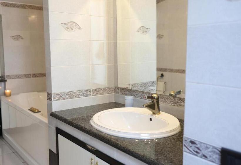 Стандартный внешний трехместный номер с ванной комнатой, B&b Privileged