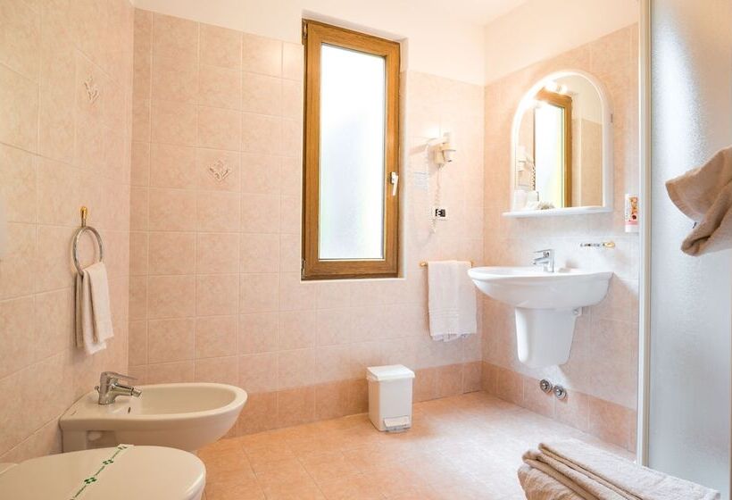 Четырехместный Номер Стандарт, Albergo Maggiorina