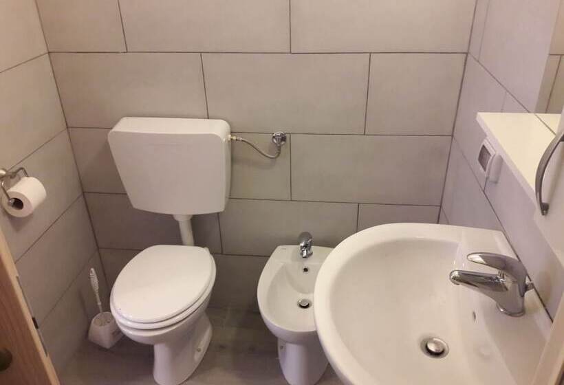 Camera Standard Bagno Condiviso, Brivio