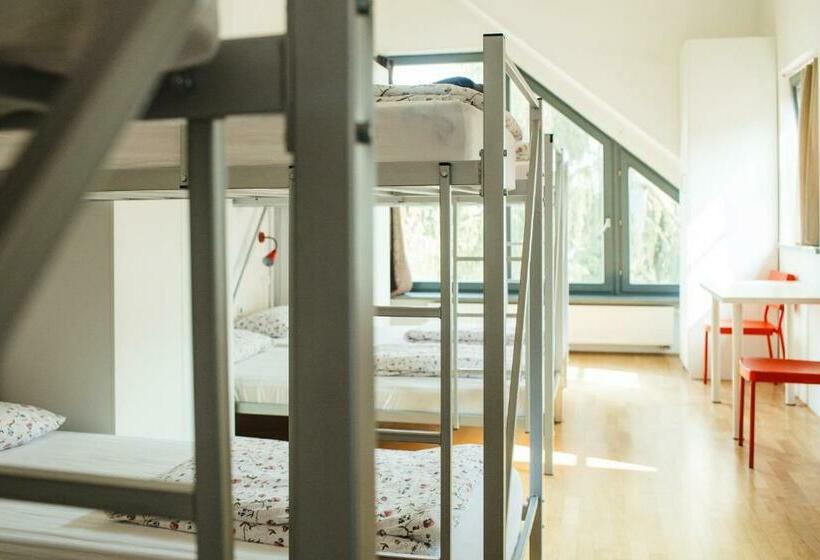 تختخواب در اتاق مشترک, Cukrarna Guest Accommodation