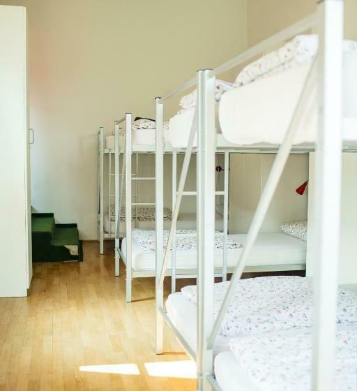 Łóżko we Wspólnym Pokoju, Cukrarna Guest Accommodation