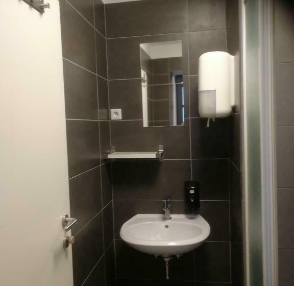 تختخواب در اتاق مشترک, Cukrarna Guest Accommodation