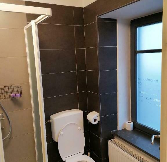 Łóżko we Wspólnym Pokoju, Cukrarna Guest Accommodation