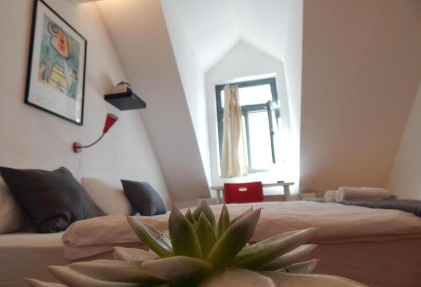 Pokój Standard Wspólna Łazienka, Cukrarna Guest Accommodation