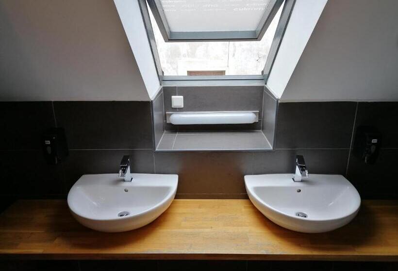 Pokój Rodzinny Wspólna Łazienka, Cukrarna Guest Accommodation