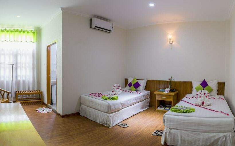 Superior Room, Rich