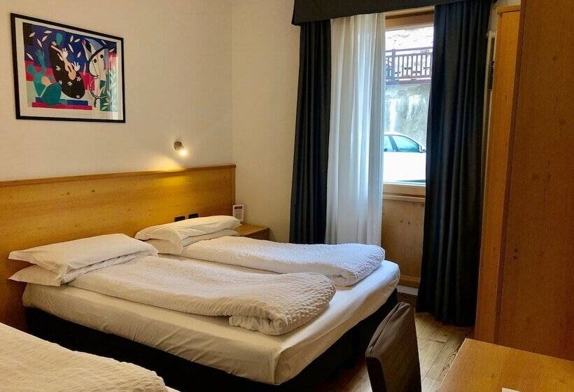 Economy Triple Room, Derby